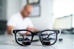 HNO-Plastische Operationen Stuttgart - Dr. Maneschi - Detaillbild Brille